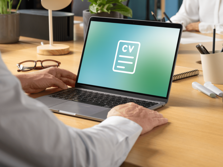 Docent uploadt hun CV naar coLanguage