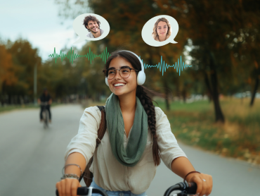 Student die naar coLanguage leermaterialen luistert terwijl hij door de buurt fietst.