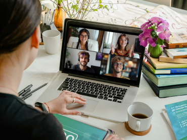 Student heeft een videogesprek voor een online groepsles met coLanguage